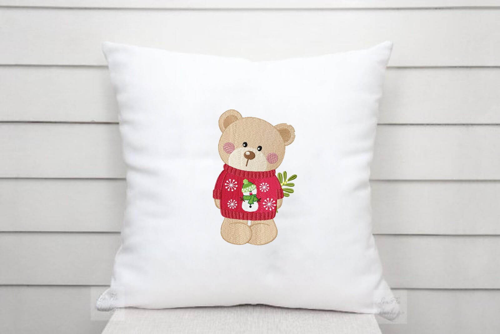 Bear with Mistletoe - Machine Embroidery Design - 3 SizesEmbroidery Designs